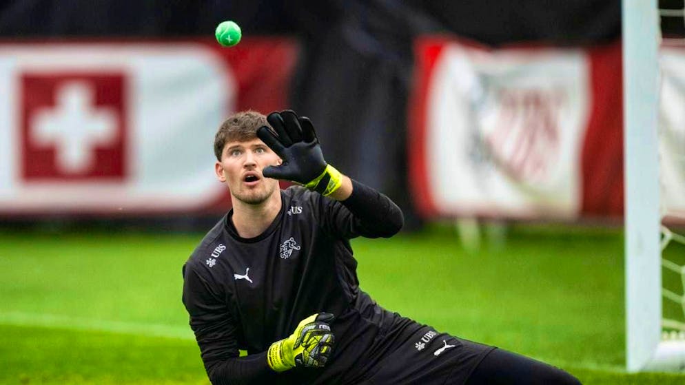 Elvedi strong, alternative for Embolo wanted - Gallery. Almost busier in training than in the two matches: goalkeeper Gregor Kobel
