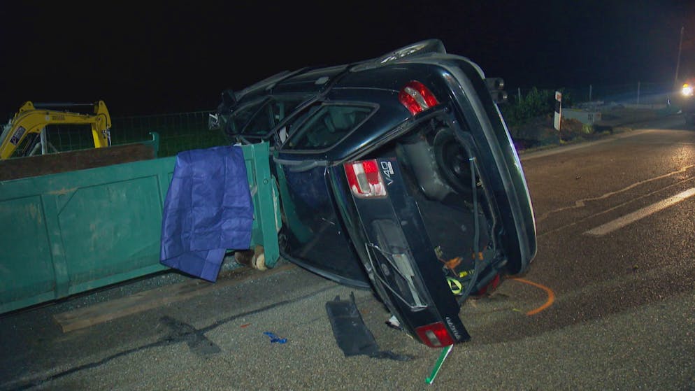 Mann (66) prallt mit Auto auf A1 in Baustellenmulde. Die Ausfahrt blieb während der Unfallaufnahme mehrere Stunden gesperrt.