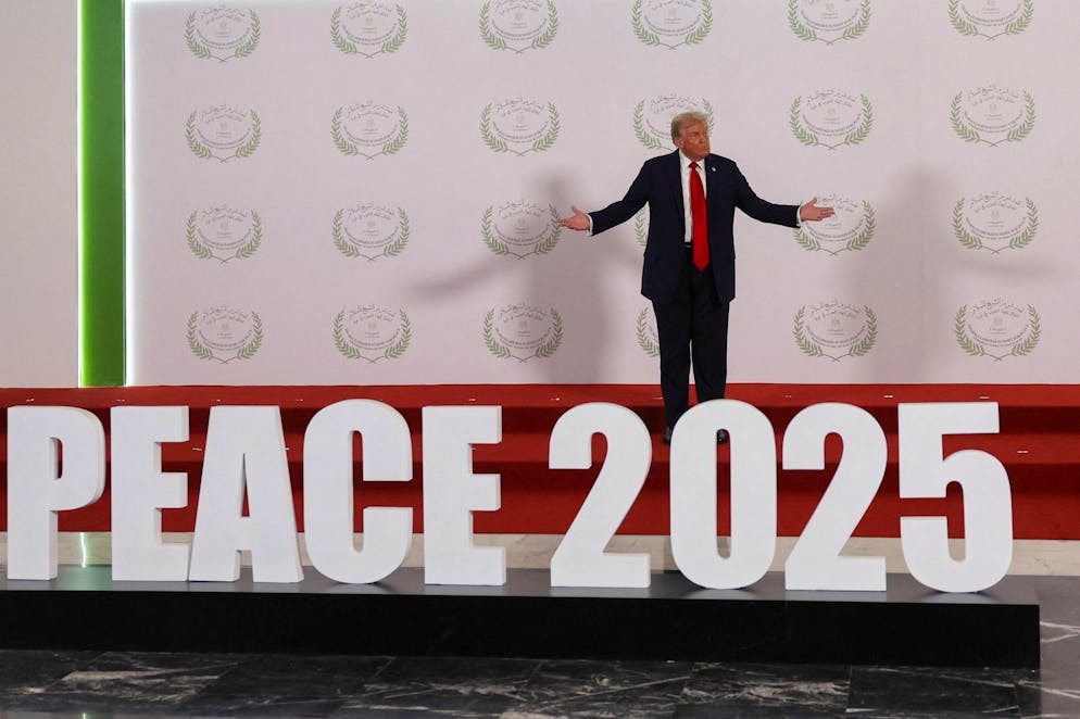 L'un après l'autre, les chefs d’Etat se sont avancés sur le tapis rouge pour serrer la main d'un Donald Trump rayonnant, devant un gigantesque panneau «PEACE 2025».