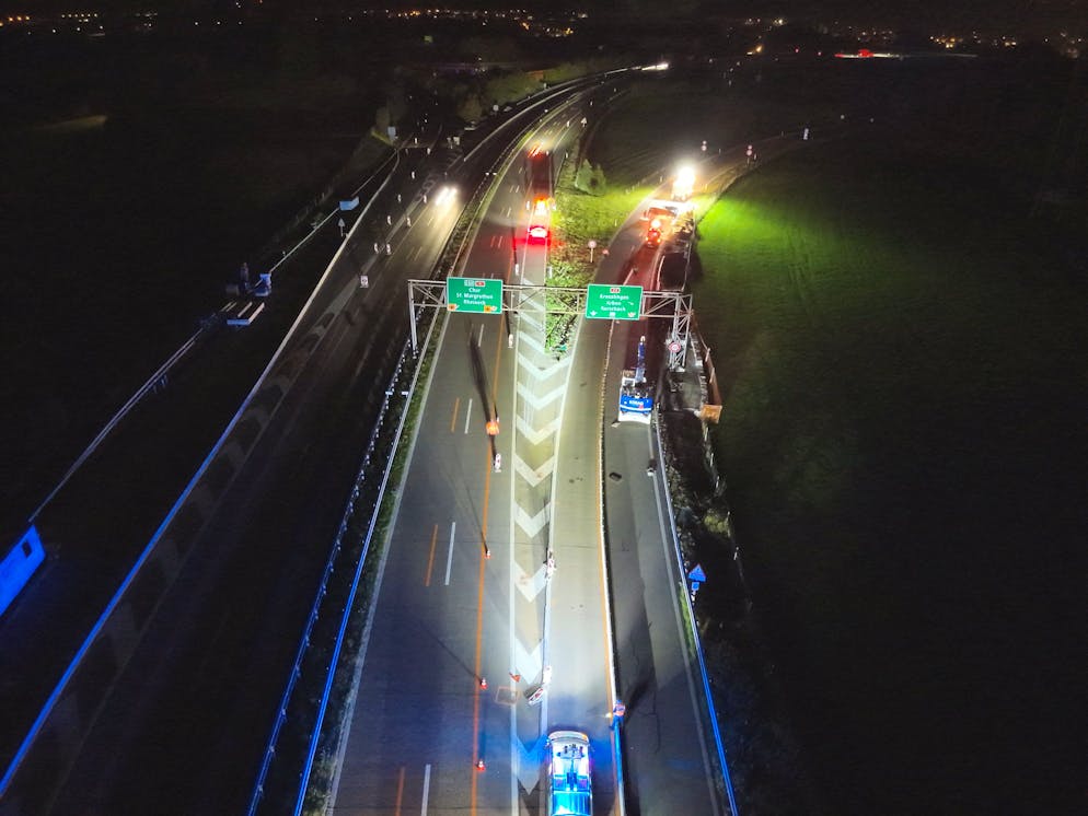 Mann (66) prallt mit Auto auf A1 in Baustellenmulde. Er geriet auf die Sperrfläche, überfuhr die bauliche Trenninsel und schleuderte ins Wiesland.