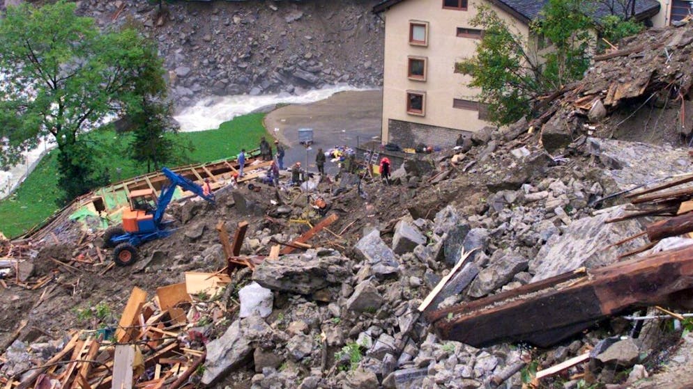 Immagini d'archivio della distruzione provocata dalla frana.