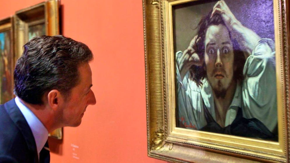 L'ex-président français Nicolas Sarkozy, prochainement emprisonné, observait en 2007 "Le Désespéré", un autoportrait du peintre français Gustave Courbet au Grand Palais à Paris. (archives)