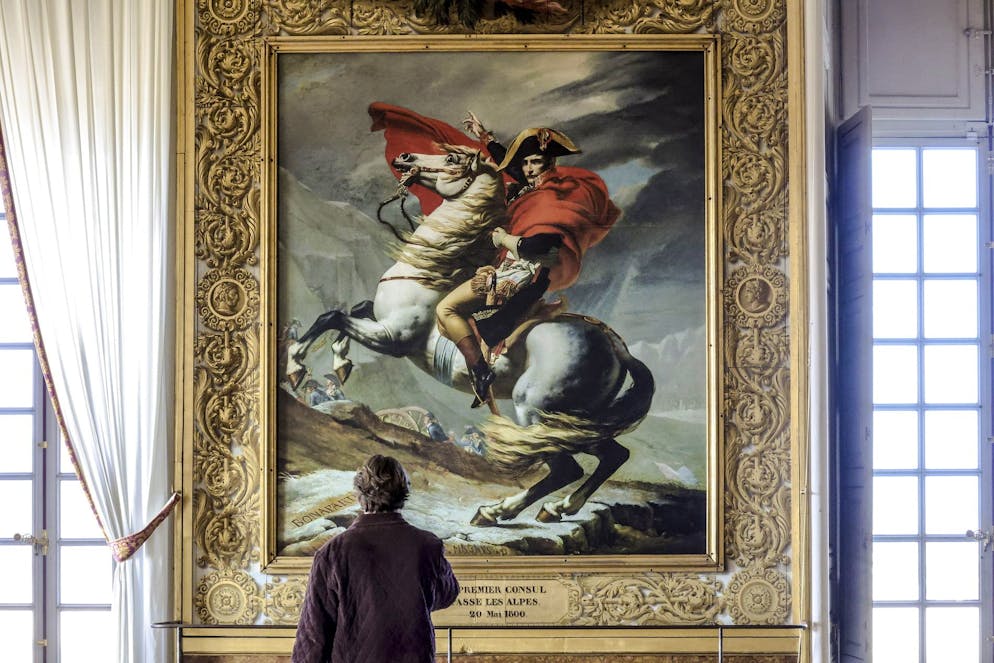 En 1801, David peint Bonaparte franchissant les Alpes en héros, le considérant alors comme «l'homme providentiel, issu de la Révolution, qui arrive pour sauver la France», souligne M. Allard.