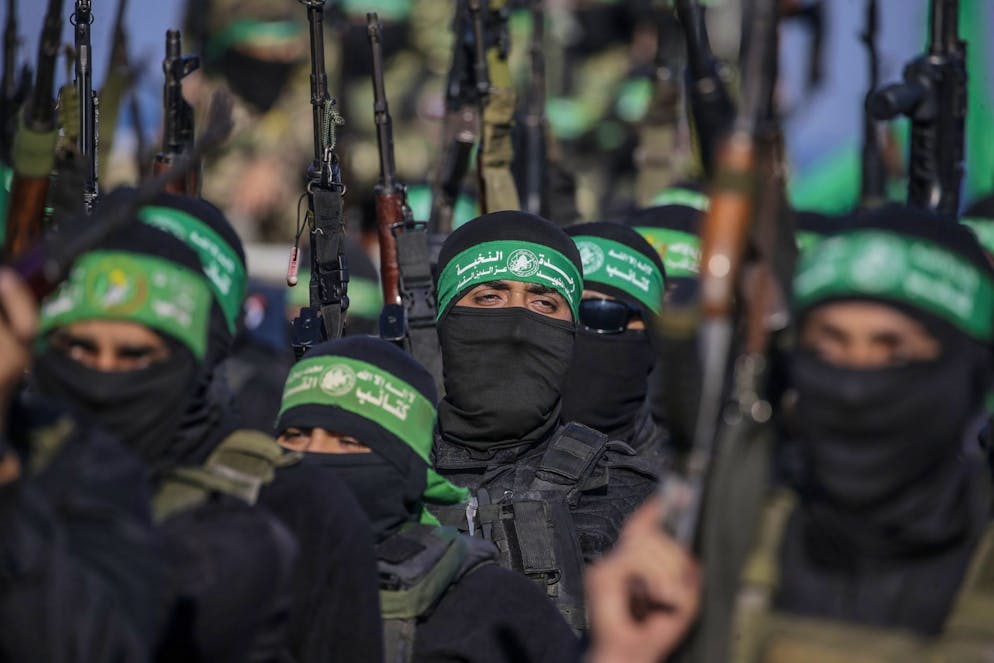 Sur les vidéos, on voit huit hommes les mains liées dans le dos et les yeux ou la tête bandés, se faire traîner sur une place, être mis à genoux, et alignés avant de se faire abattre (photo d’illustration). 