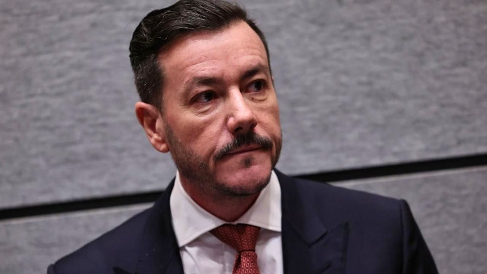 René Benko, dopo nove mesi di custodia cautelare, è apparso per la prima volta in pubblico visibilmente dimagrito.