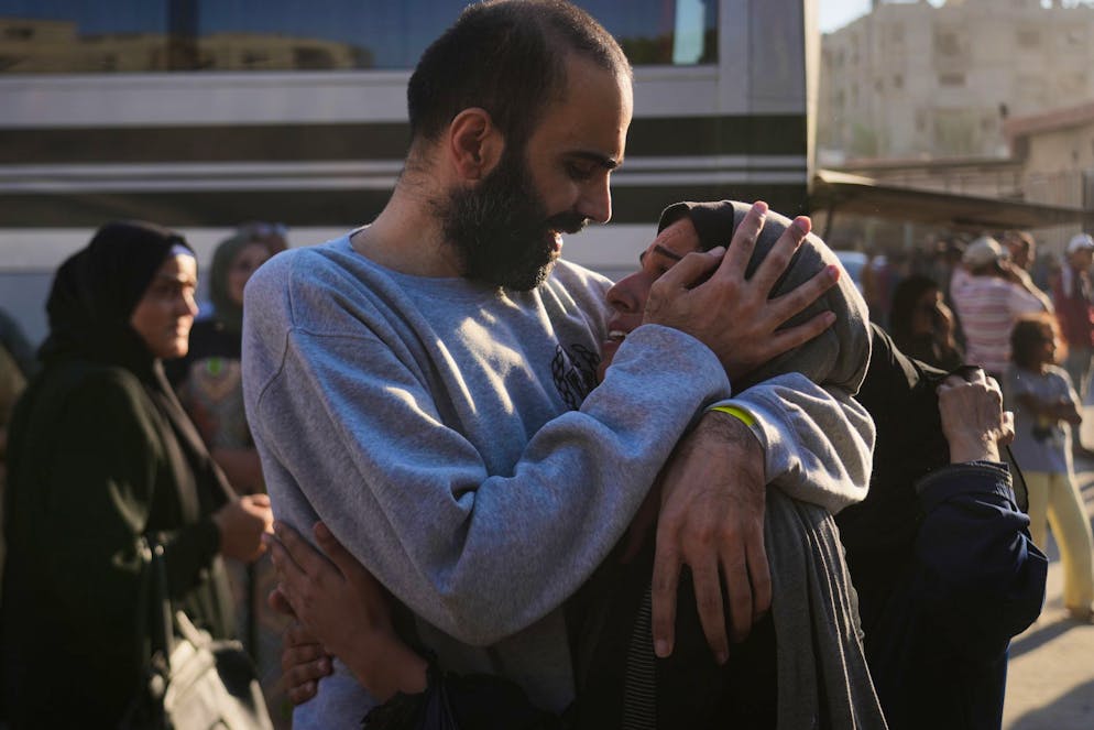 Dino a che la ricostruzione non sarà terminata, migliaia di palestinesi sfollati continueranno ad essere costretti a vivere in rifugi di fortuna.