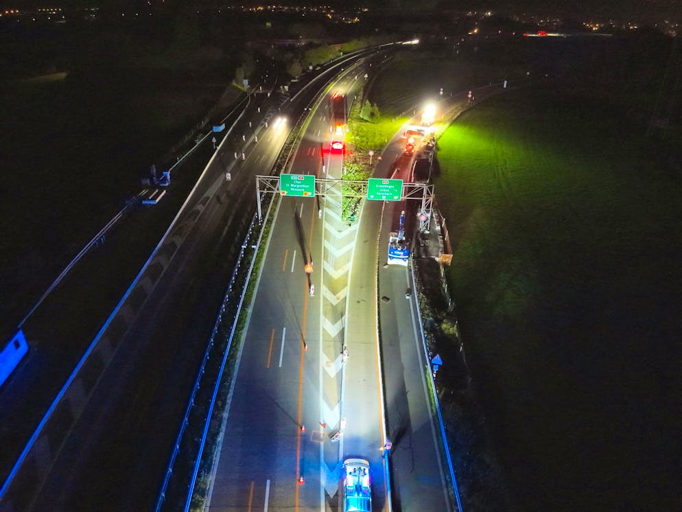 Man (66) crashes his car into roadworks on the A1. He drove onto the restricted area, drove over the construction barrier and skidded into the grassland.