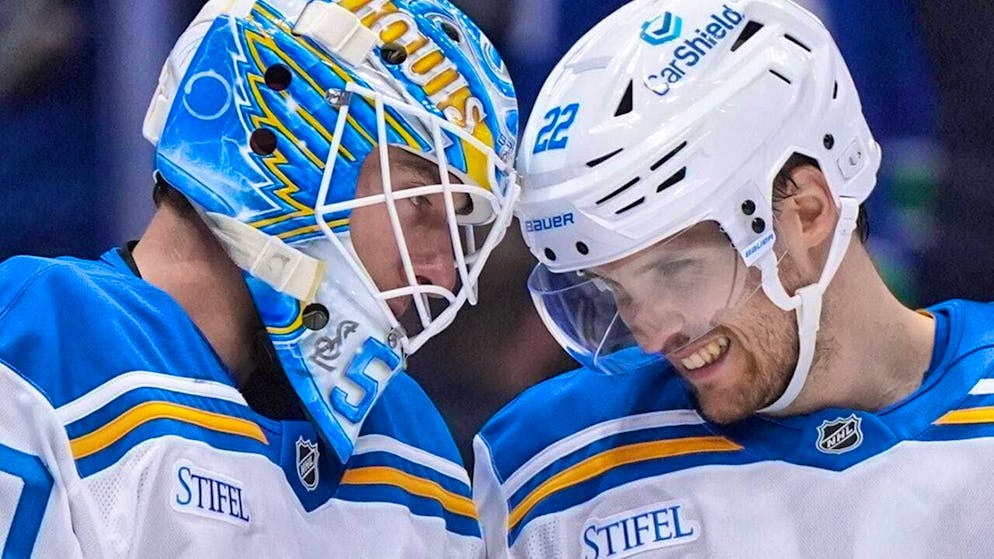 Pius Suter (right) celebrates the Blues' victory over the Canucks with goalie Jordan Binnington.