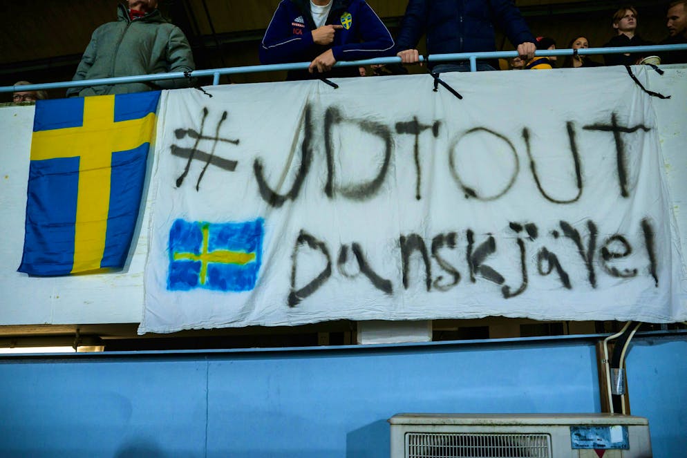 These fans are calling for the coach's dismissal with unpleasant words.