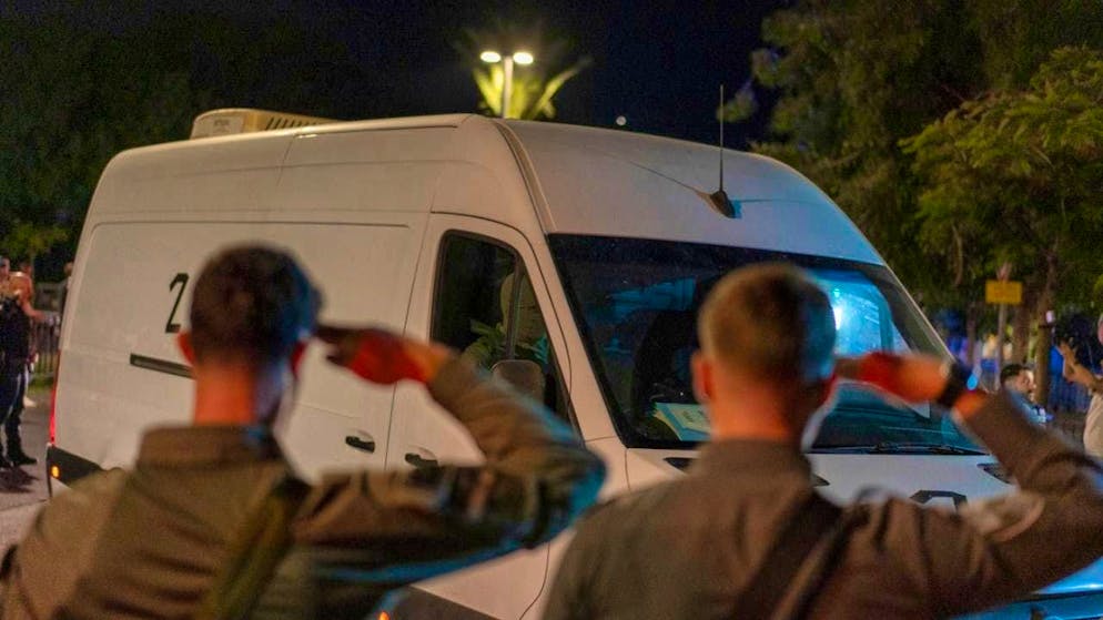 dpatopbilder - Israeli soldiers pay their last respects in front of the Abu Kabir Forensic Institute as the remains of four hostages arrive from the Gaza Strip. Photo: Ilia Yefimovich/dpa