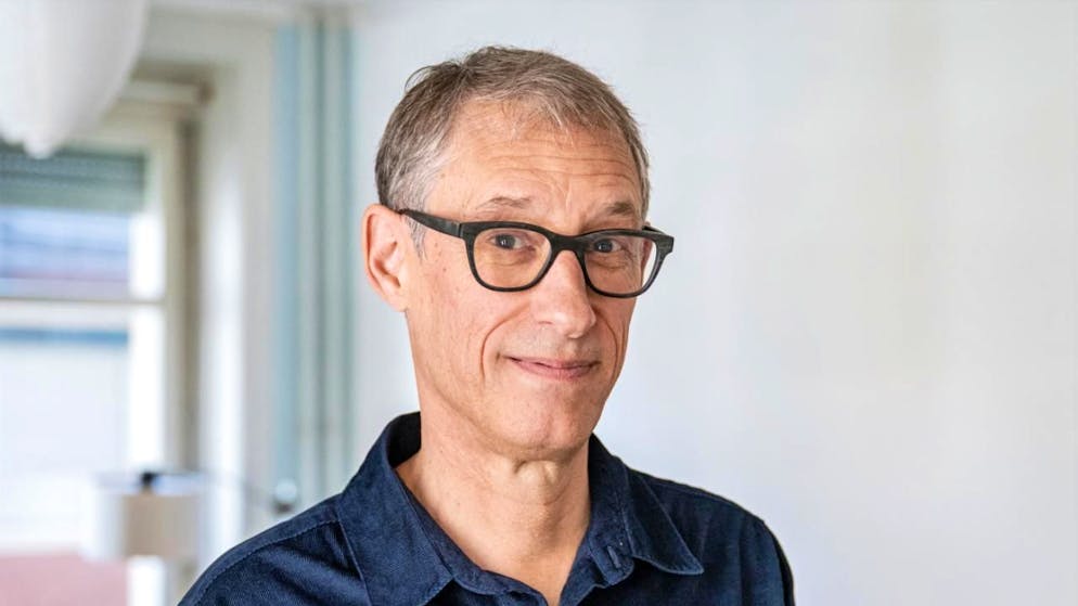 Markus Schönholzer gewinnt den Salzburger Stier 2026 für die Schweiz. Der Liedermacher und Komponist erhält den Kabarettpreis für seine Lieder, die berührten, ohne sentimental zu sein.