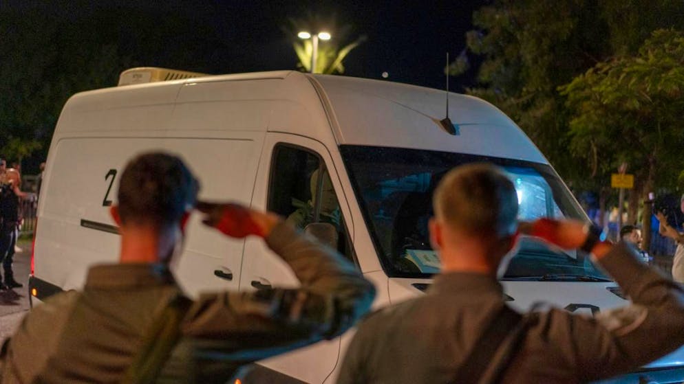 dpatopbilder - Israelische Soldaten erweisen vor dem gerichtsmedizinischen Institut Abu Kabir ihre letzte Ehre, als die sterblichen Überreste von vier Geiseln aus dem Gazastreifen eintreffen. Foto: Ilia Yefimovich/dpa