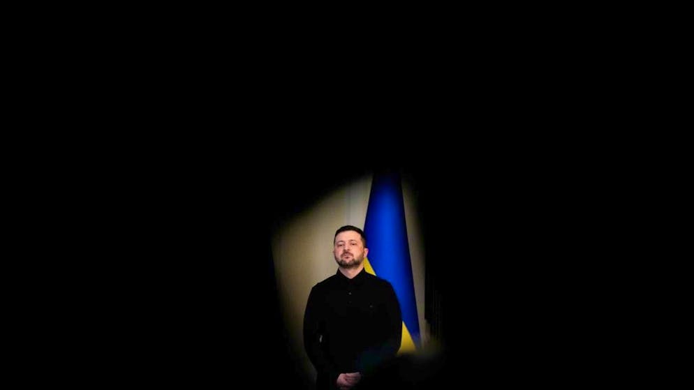 dpatopbilder - Ukrainian President Volodymyr Zelensky listens as EU foreign policy chief Kallas speaks at a press conference. Photo: Julia Demaree Nikhinson/AP/dpa