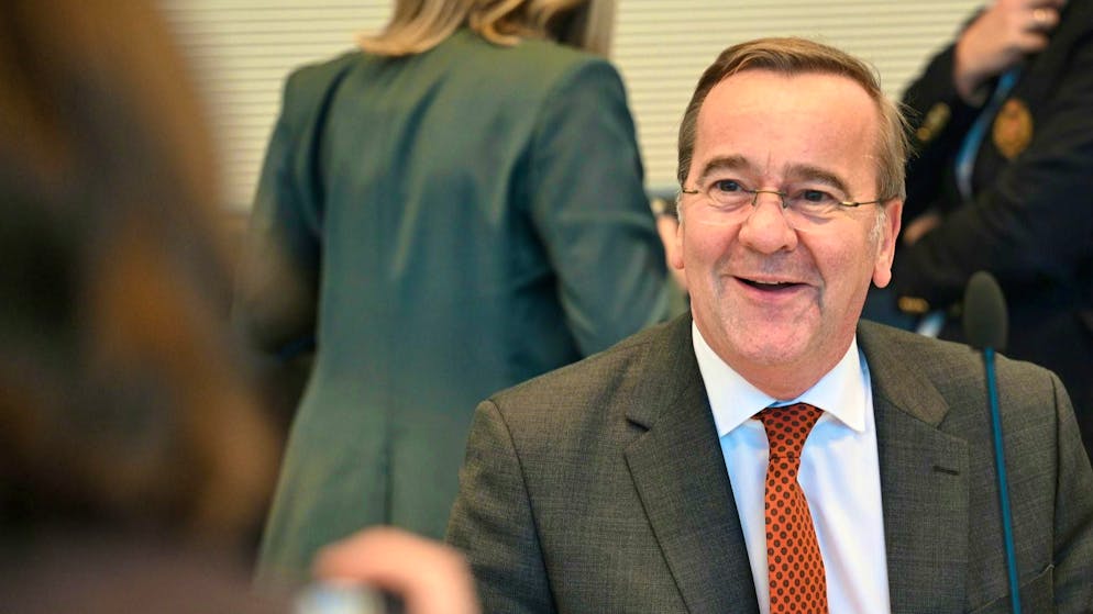 Coalition dispute over military service escalates - Gallery. The cheerful impression is deceptive: at the SPD parliamentary group meeting, Defense Minister Boris Pistorius was very critical of the CDU/CSU's military service proposal. 