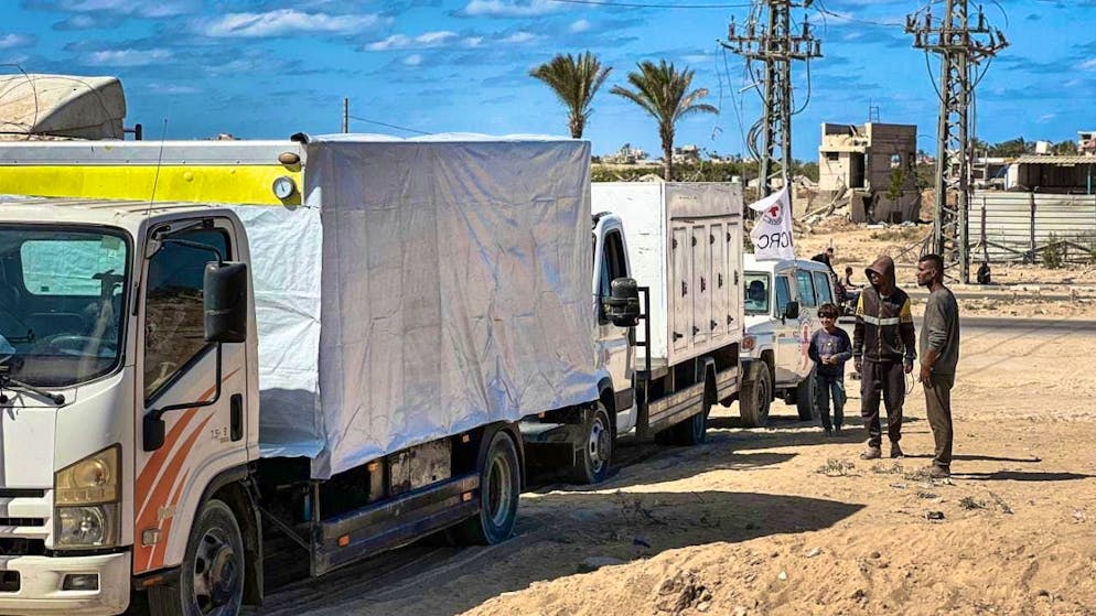 Red Cross teams move towards the "Kissufim" area to recover the bodies of hostages as part of the internationally brokered humanitarian agreements between the two sides. Photo: Belal Abu Amer/APA Images via ZUMA Press Wire/dpa