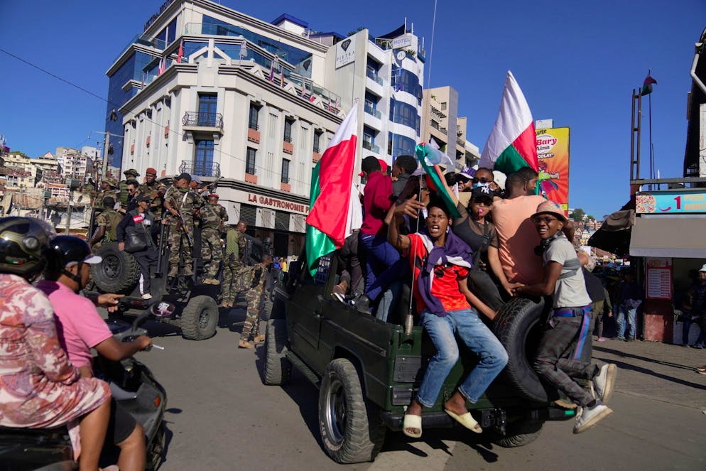 Des troupes loyales au commandant de l’unité militaire CAPSAT, accompagnées de manifestants civils, se dirigent vers le palais présidentiel pour annoncer la prise de contrôle du pays par les forces armées. à Antananarivo, le mardi 14 octobre 2025.