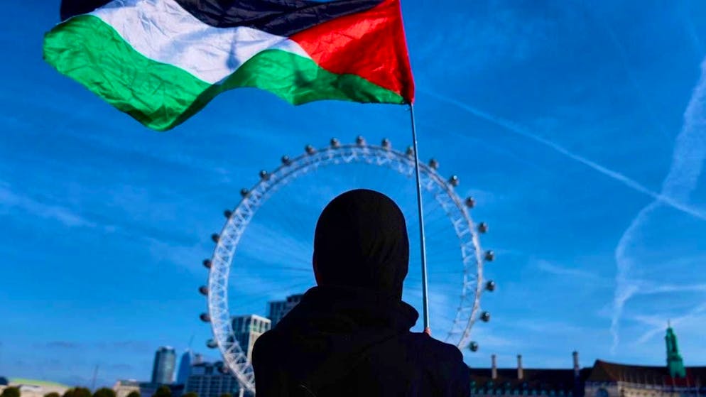 Palestine's flag flies over London: a newly launched popular initiative demands that Switzerland should recognize the state of Palestine, as numerous other states have already done. (theme picture)