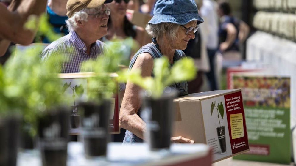 Die Unterschriften für die Ernährungsinitiative werden in Bern eingereicht. Die zuständige Nationalratskommission lehnt das Begehren ab und will auch keinen Gegenvorschlag dazu. (Archivbild)