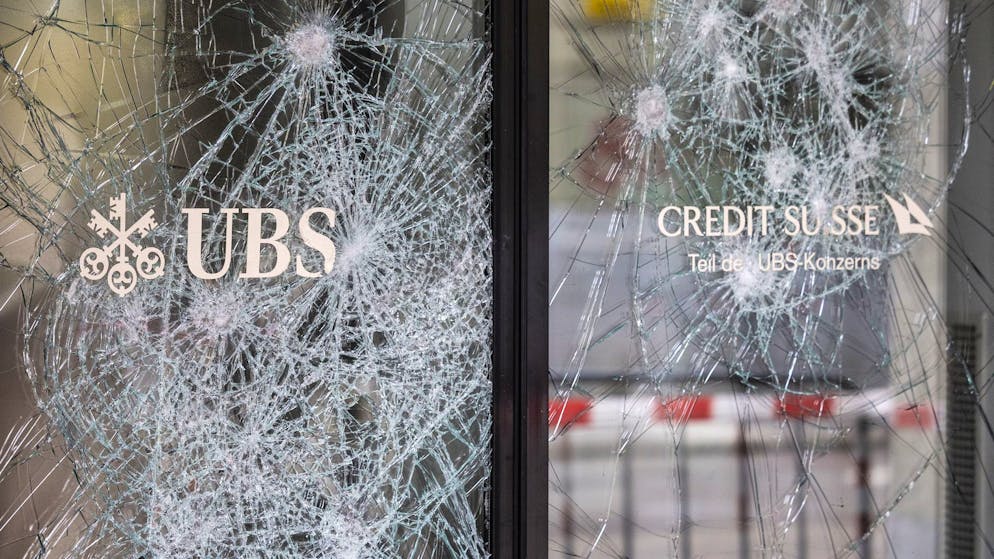Risse im Finanzriesen: Nach dem Gerichtsurteil zur CS-Abschreibung steht die Zwangsfusion von UBS und Credit Suisse wieder in der Kritik.