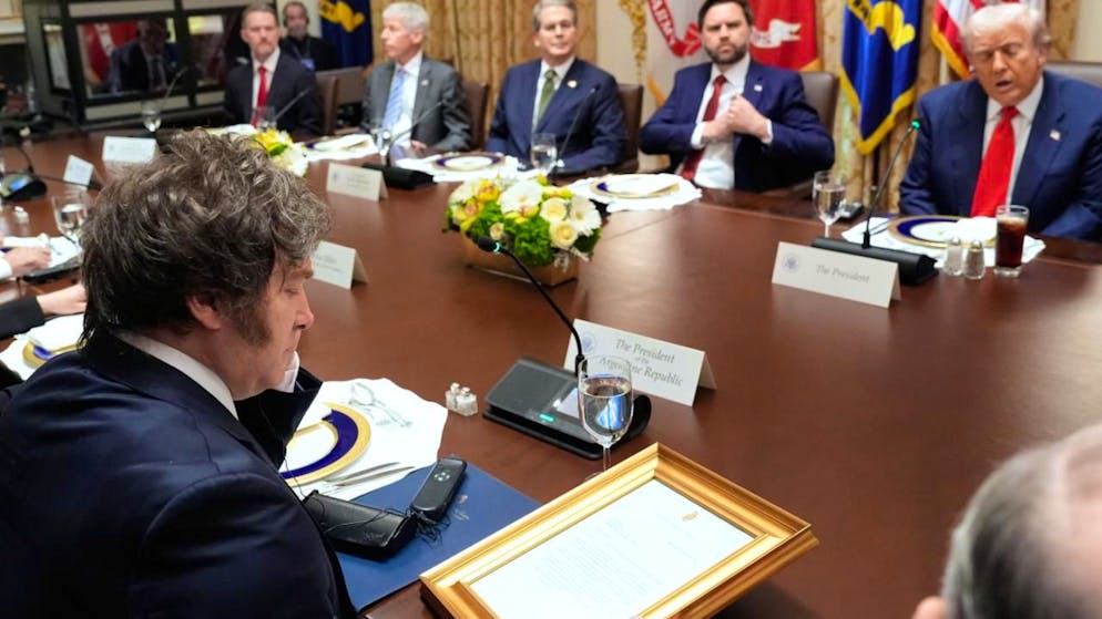 Il presidente argentino Javier Milei ricevuto da Donald Trump alla Casa Bianca.