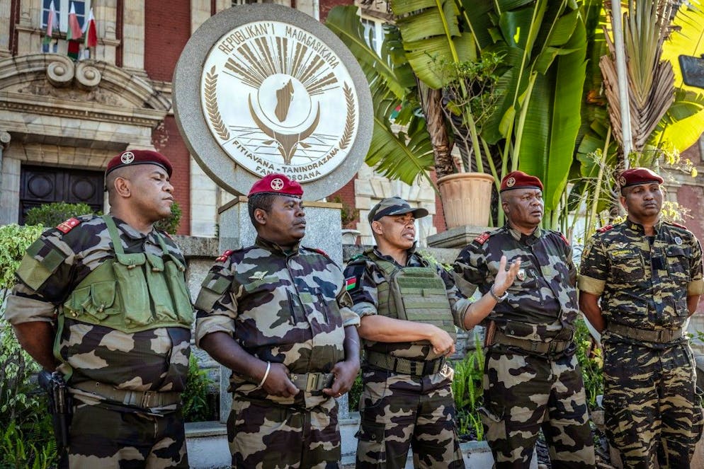Le colonel malgache Michael Randrianirina (au centre), devant le palais présidentiel à Antananarivo, le 14 octobre 2025, lors de l’annonce de la prise de pouvoir par son unité.