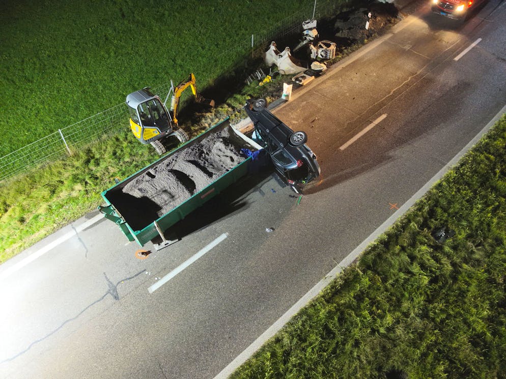 Mann (66) prallt mit Auto auf A1 in Baustellenmulde. Ein 66-jähriger Autofahrer ist am Montagabend auf der A1 bei der Ausfahrt Meggenhus schwer verunfallt.