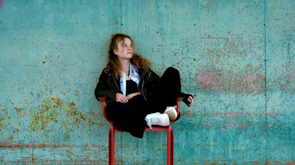 Olga Lakritz has published "so öppis wie d wahrheit", her second novel and also her first in dialect. A left-wing activist has died at the hands of the police. The first-person narrator, his girlfriend, is thrown back on herself in her grief.