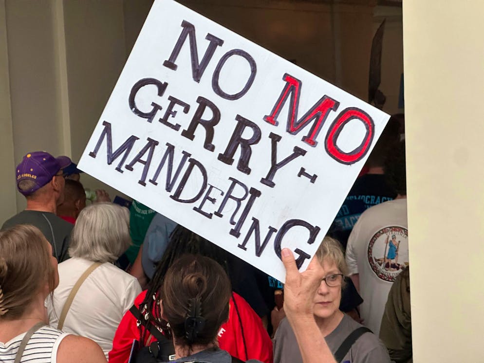 Un opposant au projet de redécoupage des circonscriptions électorales du Missouri brandit une pancarte contre le charcutage électoral dans un couloir à l'extérieur de la salle du Sénat de l'État à Jefferson City, dans le Missouri, le mercredi 10 septembre 2025. (AP Photo/David A. Lieb)