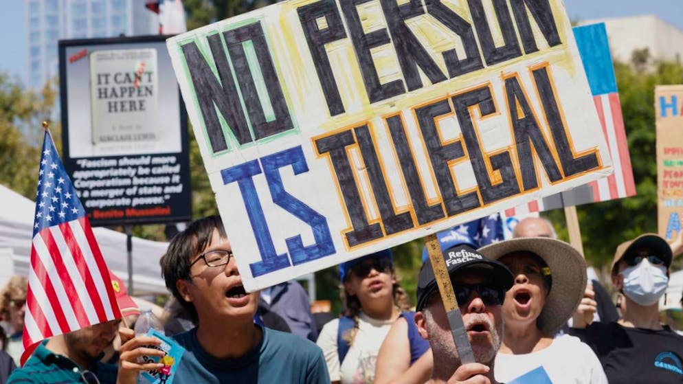 ARCHIV - Demonstranten, die gegen die Politik von Präsident Donald Trump protestieren, hören den Rednern im Grad Park gegenüber dem Rathaus zu. Foto: Jill Connelly/FR172085 AP/dpa