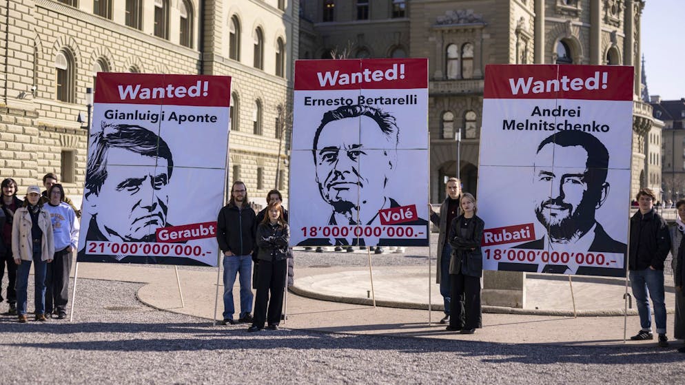 Juso-Aktivist*innen machen in Bern mit Plakaten von wohlhabenden Schweizer Erben Werbung für ihre Volksinitiative «Initiative für eine Zukunft», welche eine nationale Erbschaftssteuer für Erbschaften ab 50 Millionen Franken fordert. (18. März 2025)