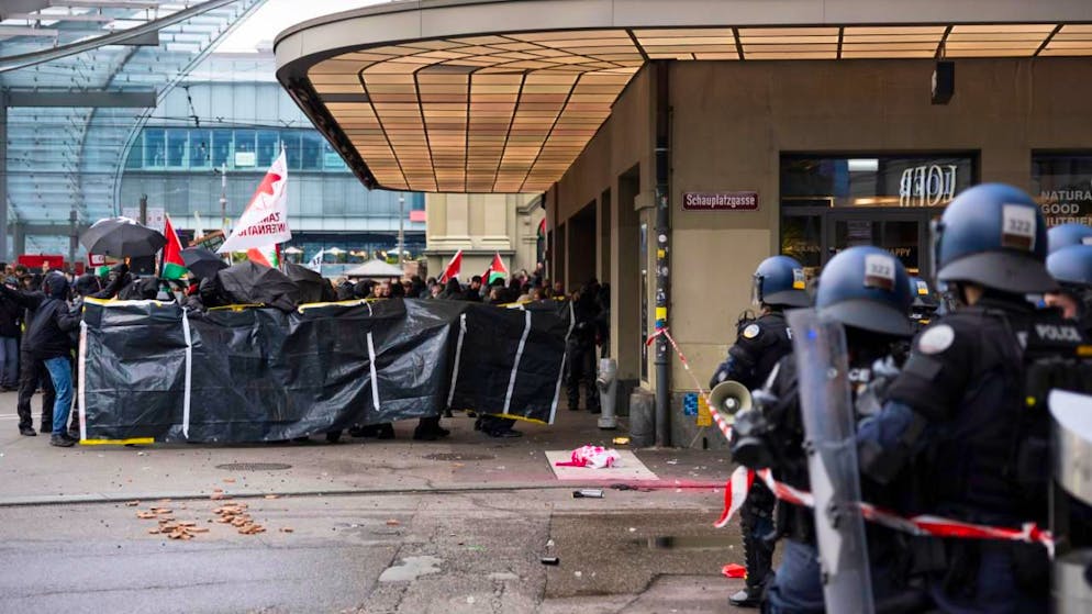 Secondo i manifestanti, i feriti sarebbero 256.