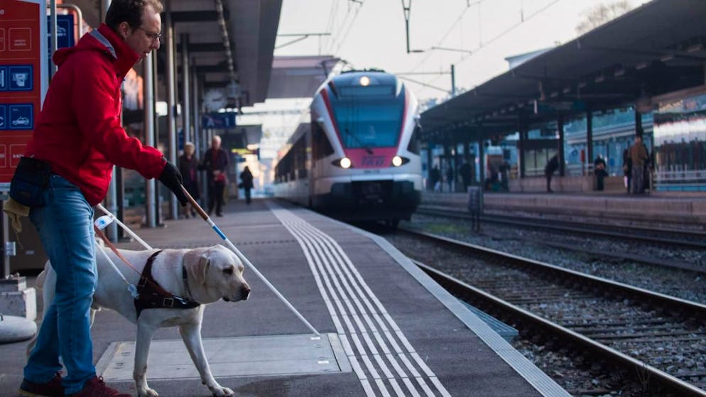 Hindernisse auf dem Gehweg können für blinde und sehbehinderte Menschen zur Gefahr werden. Der Schweizerische Blinden- und Sehbehindertenverband ruft deshalb zu Rücksicht auf. (Archivbild)
