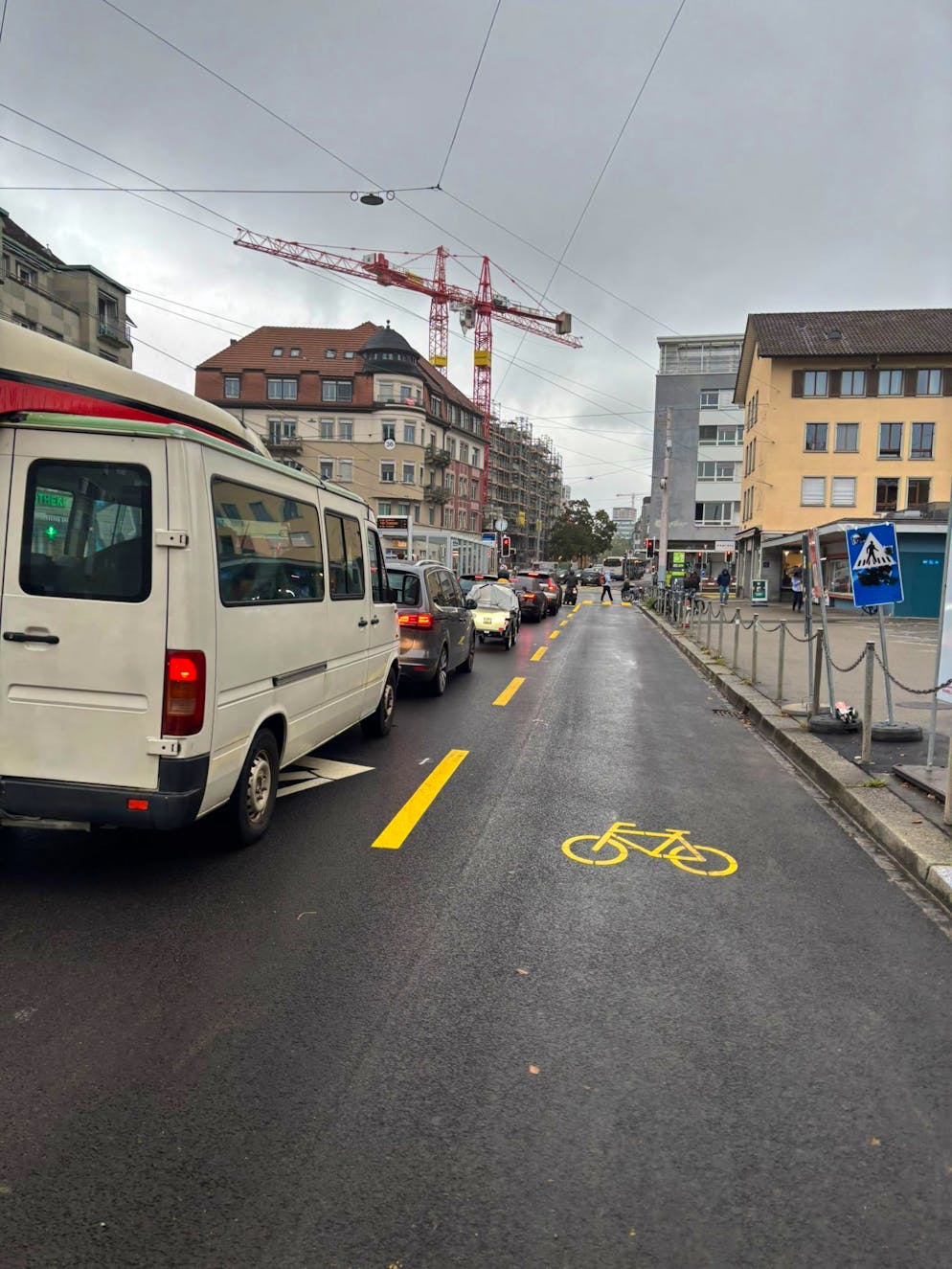 Vorher verlief hier eine Doppelspur. Eine wurde für die Velos geopfert. Nun staut der Verkehr.