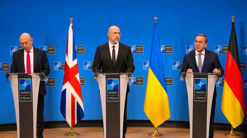 British Defense Secretary John Healey (l-r), Ukrainian Defense Minister Denys Schmyhal and German Defense Minister Boris Pistorius speak at a press conference. Photo: Virginia Mayo/AP/dpa