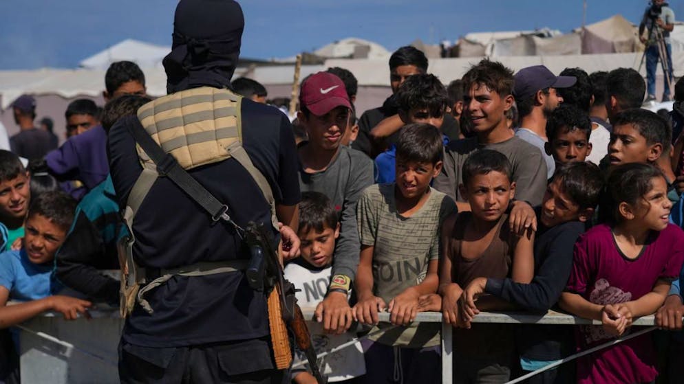 Ein maskierter Hamas-Bewaffneter steht and dem Ort, an dem Geiseln von der Hamas an das Rote Kreuz übergeben werden sollen. Foto: Abdel Kareem Hana/AP/dpa/Archivbild