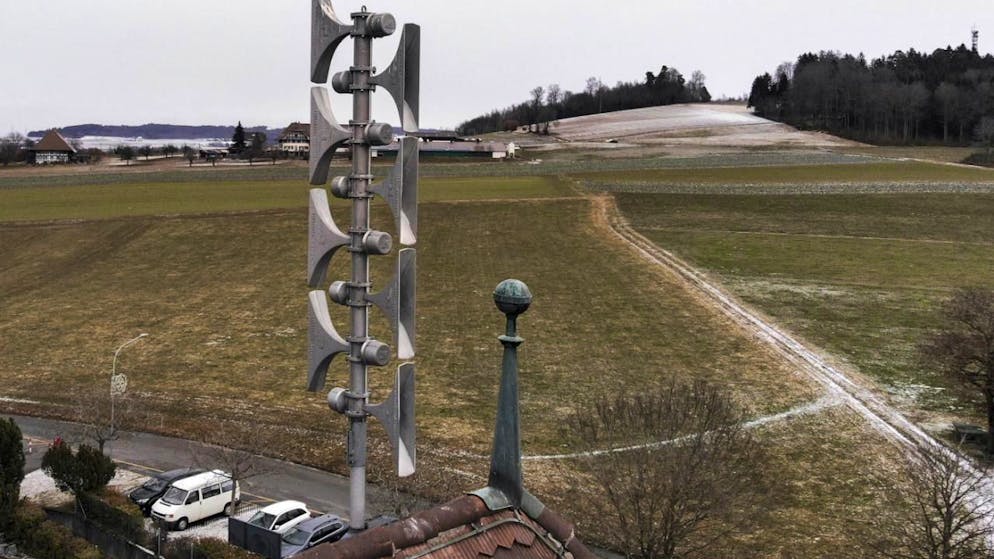 Sirene auf einem Hausdach. Die Sirenen sollen in einem Notfall zwar weiterhin heulen, aber der Bundesrat will die Bevölkerung künftig mit Textnachrichten via Handys alarmieren und informieren. (Archivbild)