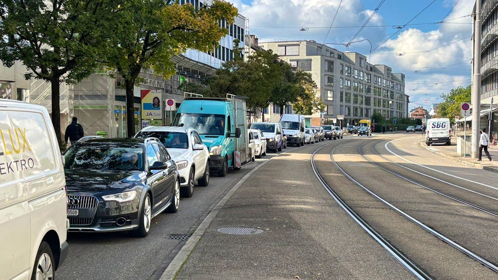 Auf der Badenerstrasse Richtung Lindenplatz staut sich der Verkehr.