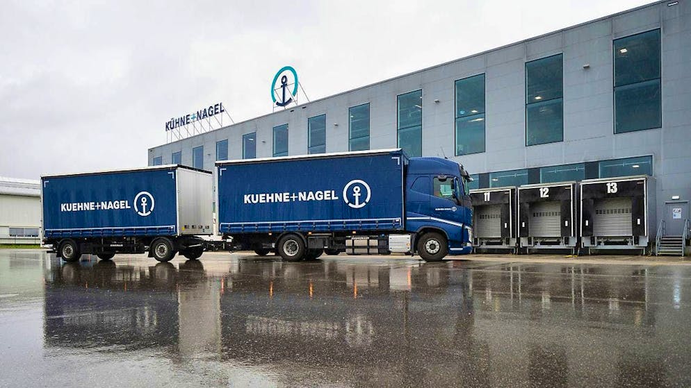 Véhicules de Kühne+Nagel sur des rampes de chargement à Möhlin AG. (photo d'archives)