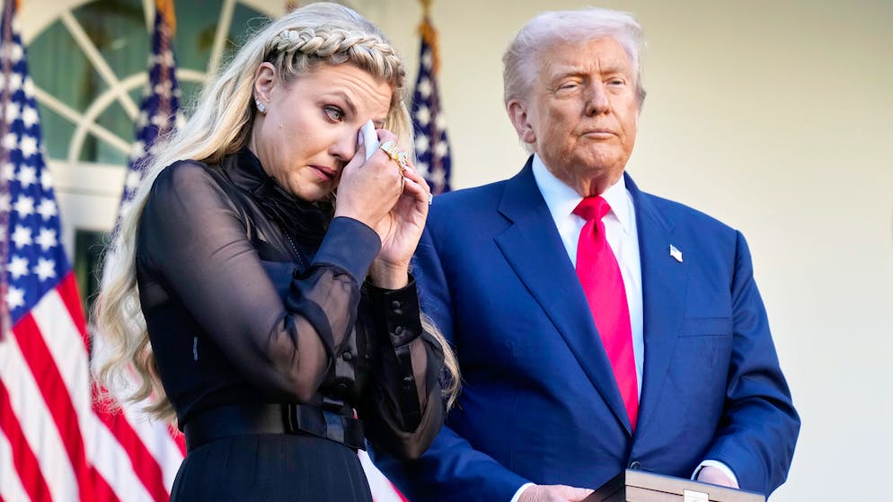 Le président américain Donald Trump, à droite sur le cliché, a remis la décoration à la veuve de l'activiste assassiné, Erika Kirk.