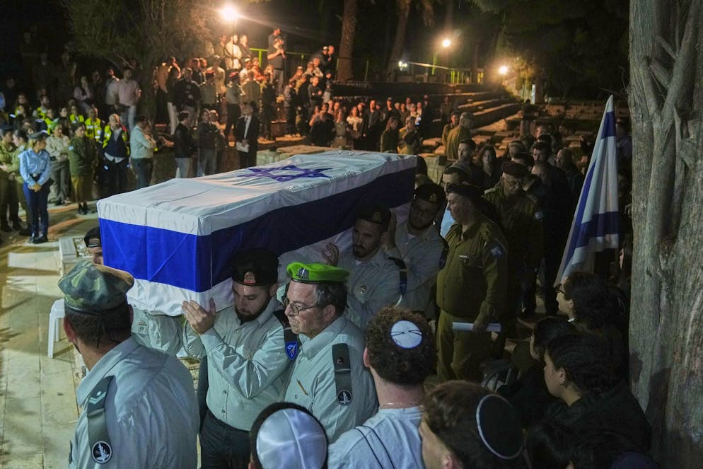 Des soldats israéliens portent le cercueil du capitaine Daniel Peretz, otage assassiné, lors de ses funérailles au cimetière militaire du mont Herzl à Jérusalem, le mercredi 15 octobre 2025. (AP Photo/Francisco Seco)