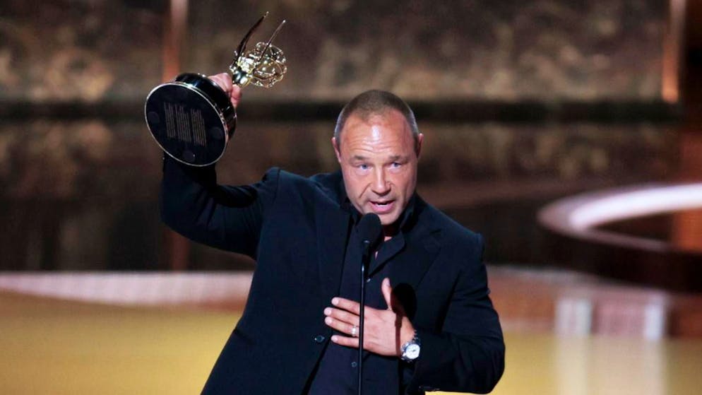 Il creatore di 'Adolescence' Stephen Graham con l'Emmy ricevuto lo scorso 14 settembre a Los Angeles. (foto d'archivio)