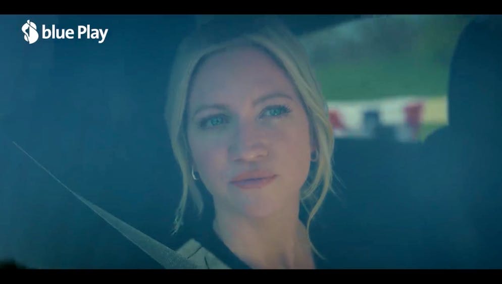 Sophie, gespielt von Brittany Snow, freut sich schon tierisch auf die Spendengala in ihrer neuen texanischen Heimat.