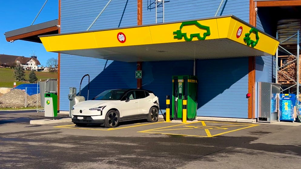 An der Schnellladestation hat der Volvo EX30 nicht die gewünschte Ladegeschwindigkeit erreicht.