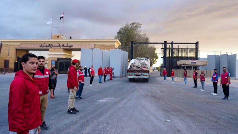 Le point de passage de Rafah, côté égyptien, où plusieurs membres de la Croix-rouge sont à pied d'oeuvre pour assurer l'acheminement des camions d'aide au Gazaouis.