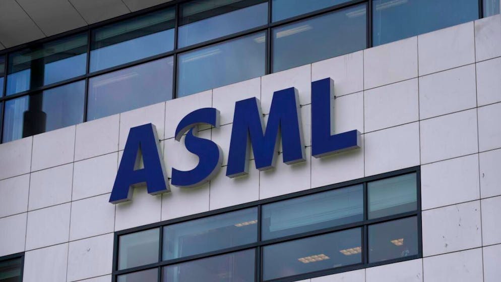 Der niederländische Technologie-Konzern ASML hat im dritten Quartal in etwa so viel Gewinn gemacht wie im Vorjahreszeitraum. Allerdings geht der Hersteller von Maschinen für die Chip-Produktion von einem Einbruch seines Geschäfts in China im kommenden Jahr aus. (Archivbild)
