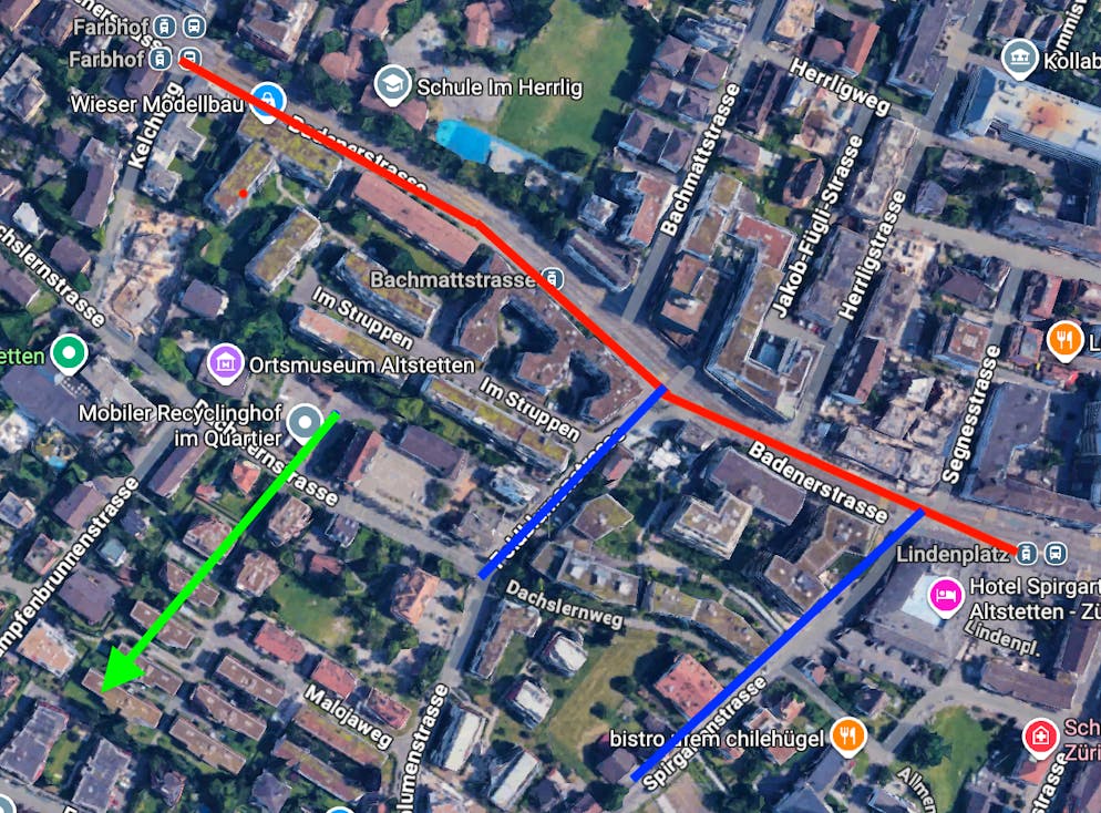 Die rote Linie zeigt den Stau auf der Badenerstrasse. Die blau gekennzeichneten Strassen sind die Feldblumenstrasse und die Spirgartenstrasse, über die die Autofahrer ausweichen. Der Grüne Pfeil zeigt in welche Richtung die Kinder aus dem Quartier laufen müssen, um die Schule zu erreichen.