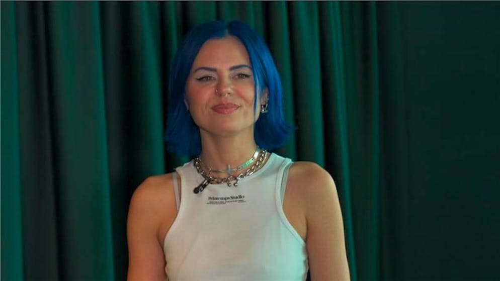 Swiss pop star on tour. Kings Elliot: 