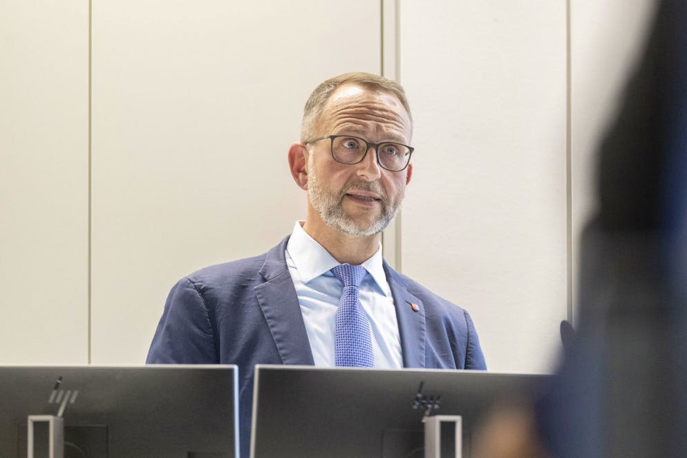 L'affaire qui avait défrayé la chronique remonte au 14 novembre 2023: vers 23h30, alors qu'il circulait sur la A2 pour rentrer chez lui à Airolo (Léventine) Norman Gobbi était heurté par une voiture immatriculée en Allemagne. Le conseiller d'Etat, à l'époque chef de la police cantonale, appelait lui-même une patrouille pour les constatations d'usage.