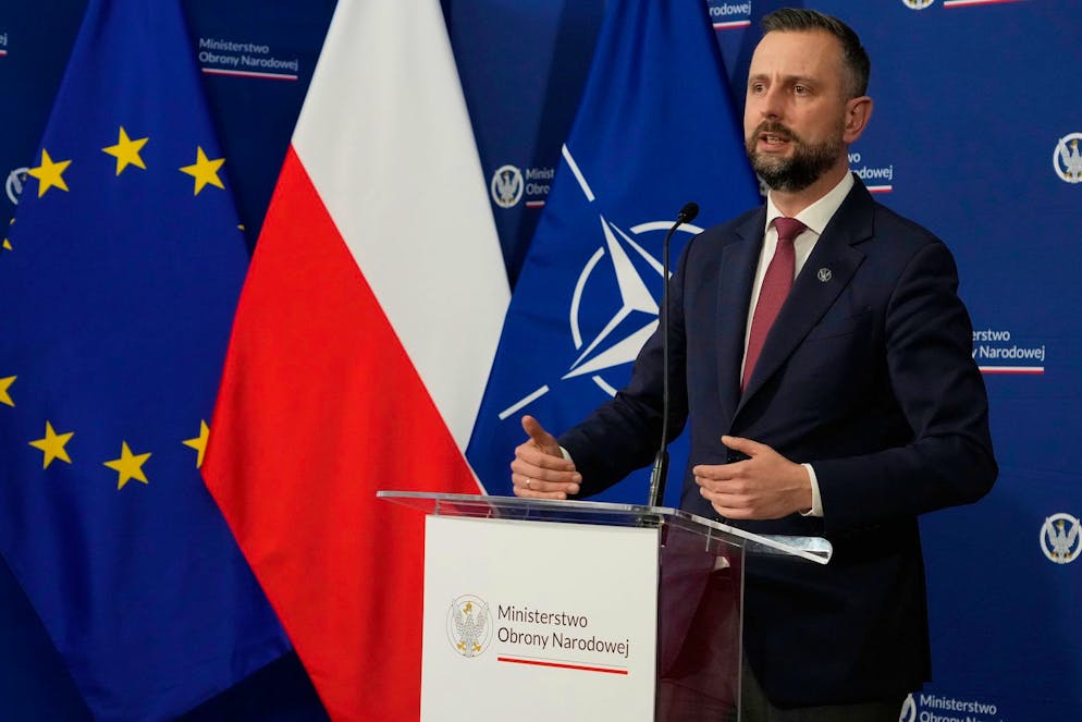 Le vice-Premier ministre et ministre de la Défense polonais, Wladyslaw Kosiniak-Kamysz, s'exprime lors d'une conférence de presse à Varsovie, en Pologne, le vendredi 26 septembre 2025. La réponse de l'Otan à l'entrée d'une vingtaine de ces appareils dans l'espace aérien de la Pologne avait mis en évidence les lacunes dans l'arsenal de l'Alliance face à cette menace. (AP Photo/Czarek Sokolowski)