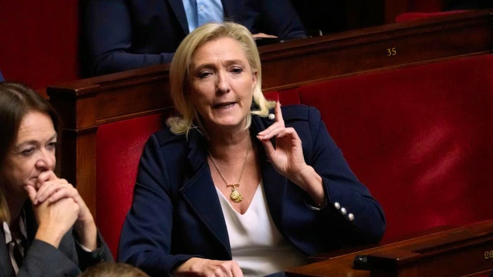 Die französische Rechtsextremistin Marine Le Pen gestikuliert während der Fragestunde zur Regierungssitzung in der Nationalversammlung. Foto: Michel Euler/AP/dpa